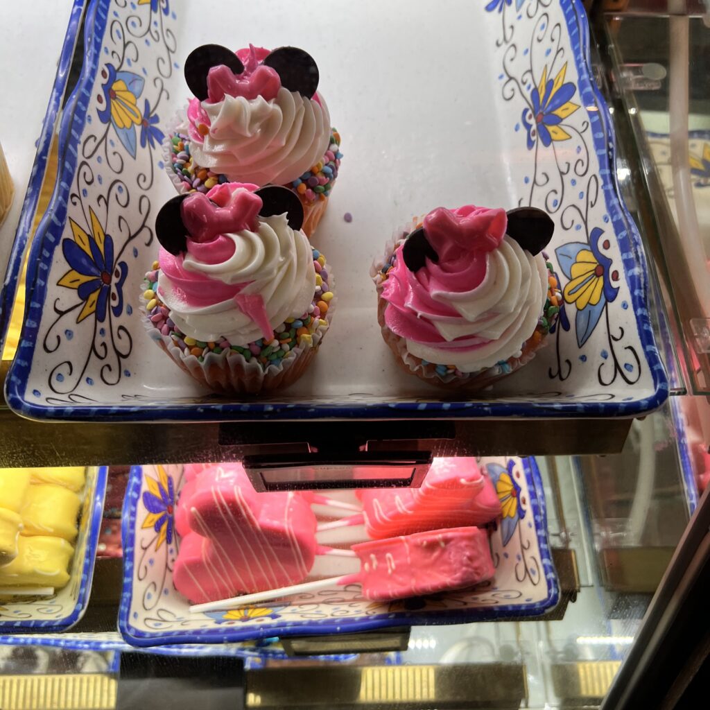 animal-kingdom-cupcakes-pink