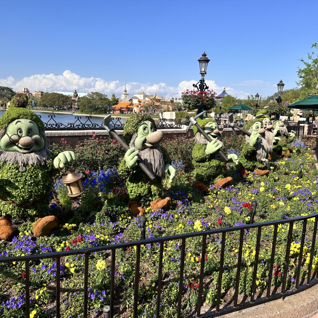 epcot-dwarves bushes
